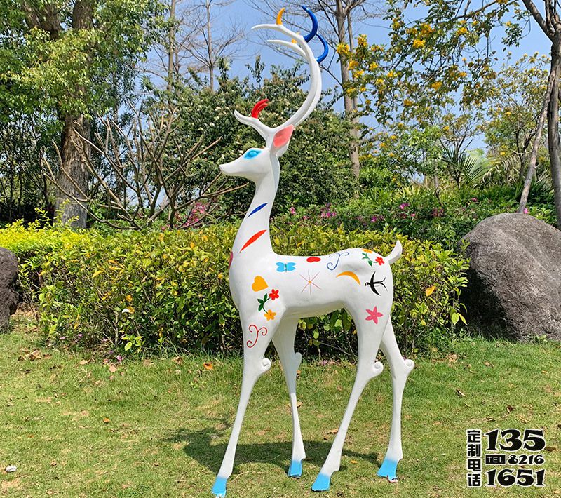 戶外公園景區一只行走的公鹿玻璃鋼彩色梅花鹿雕塑