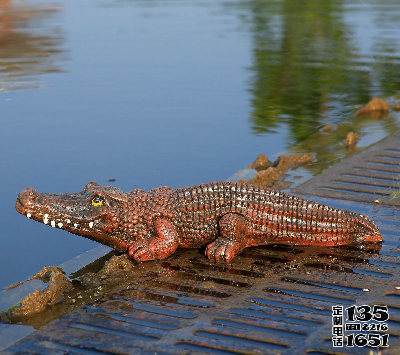 湖邊擺放的玻璃鋼仿真動物鱷魚雕塑